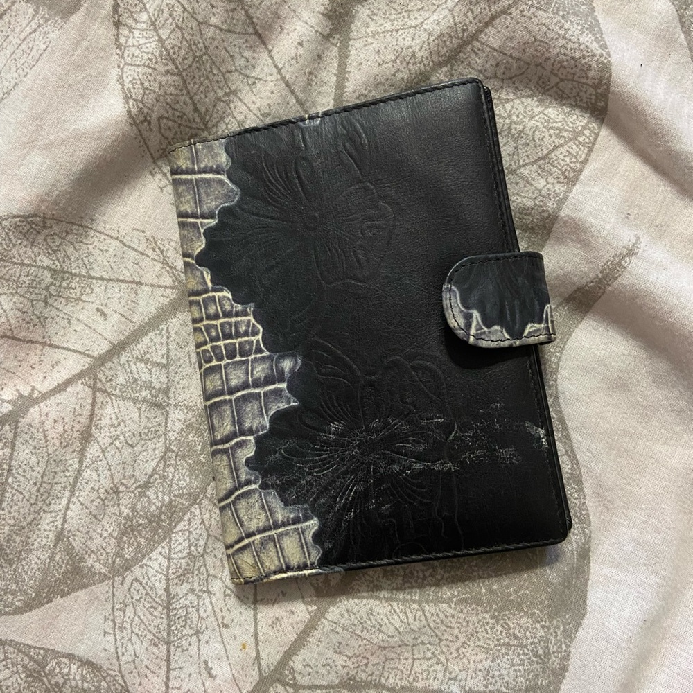 WANLIMA Black Floral Embossed Faux Leather Travel Wallet